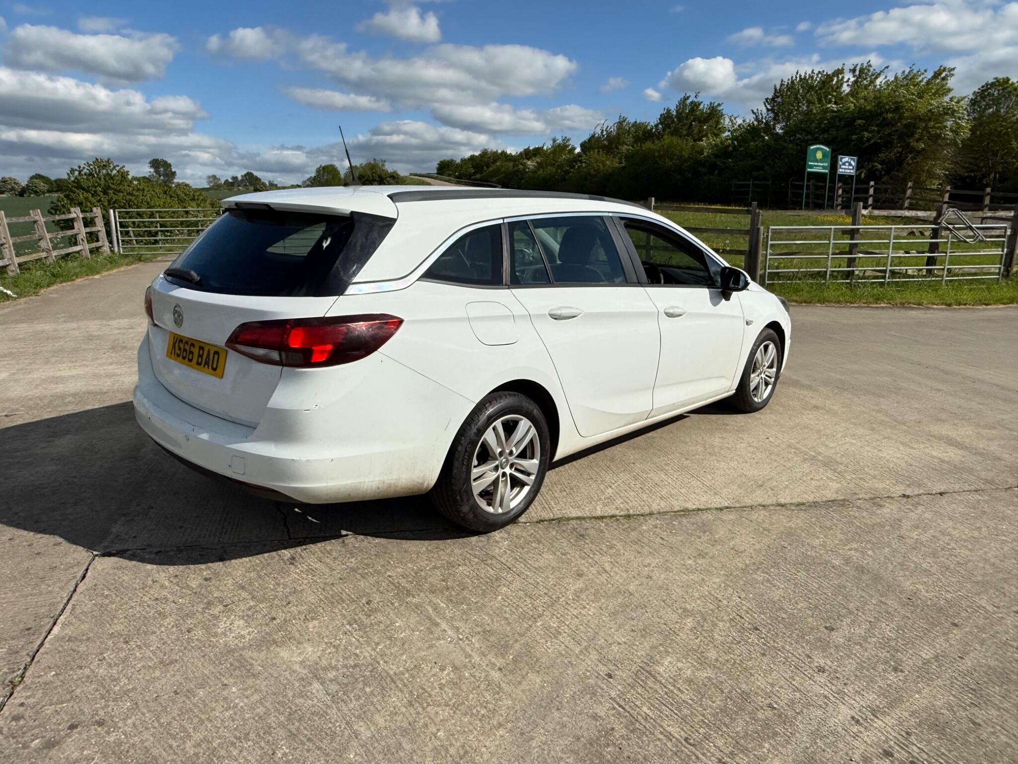 Vauxhall Astra 1.6 CDTi Tech Line Sports Tourer Euro 6 (s/s) 5dr — photo 83 of 104